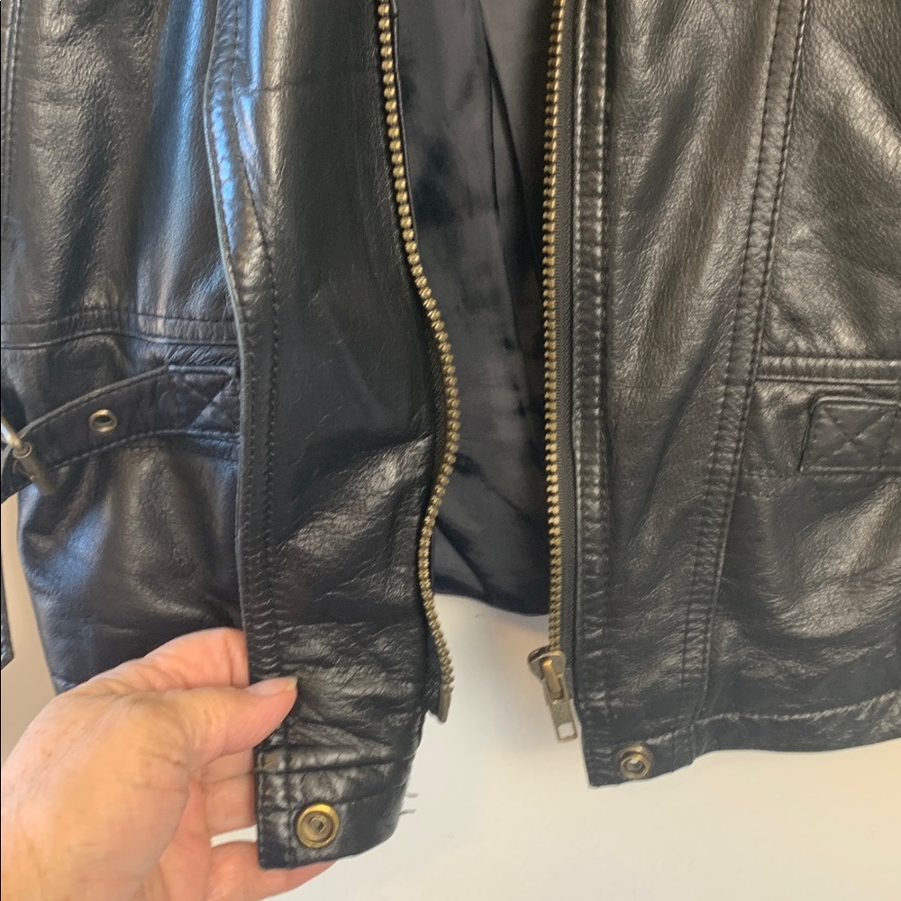Danier Women’s Black Leather Motorcycle Jacket, Pockets, Adjustable Waist - Picture 8 of 17